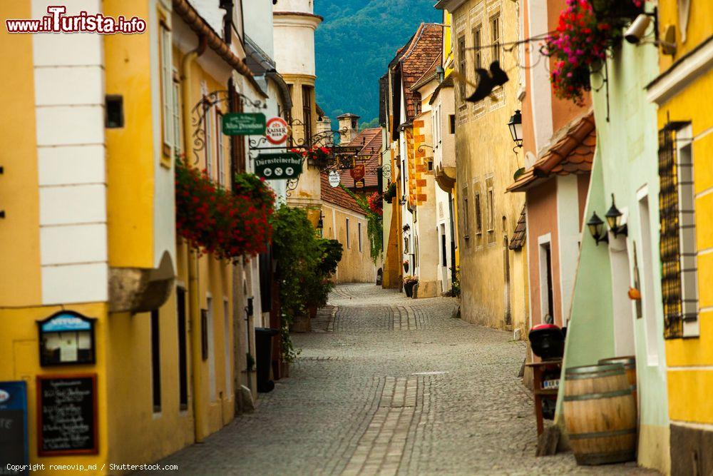 Immagine Una strada con pavimentazione a ciottoli nel centro di Durnstein, Austria - © romeovip_md / Shutterstock.com