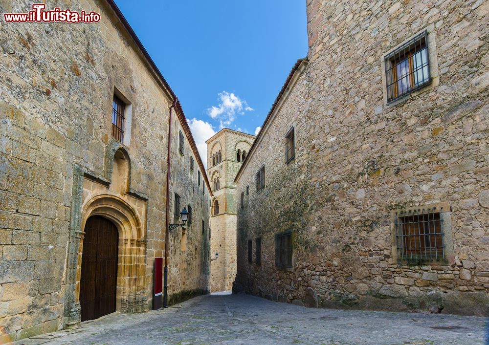 Immagine Una strada del centro antico di Trujillo, Spagna. Qui si affacciano le storiche dimore e i palazzi della cittadina che affonda le proprie radici nell'insediamento primitivo chiamato Turgalium.