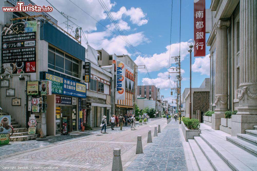 Immagine Una strada del centro cittadino di Nara, Giappone. Antica capitale del paese, questa città ospita ancora antichi monumenti e vecchi templi - © Dann19L / Shutterstock.com