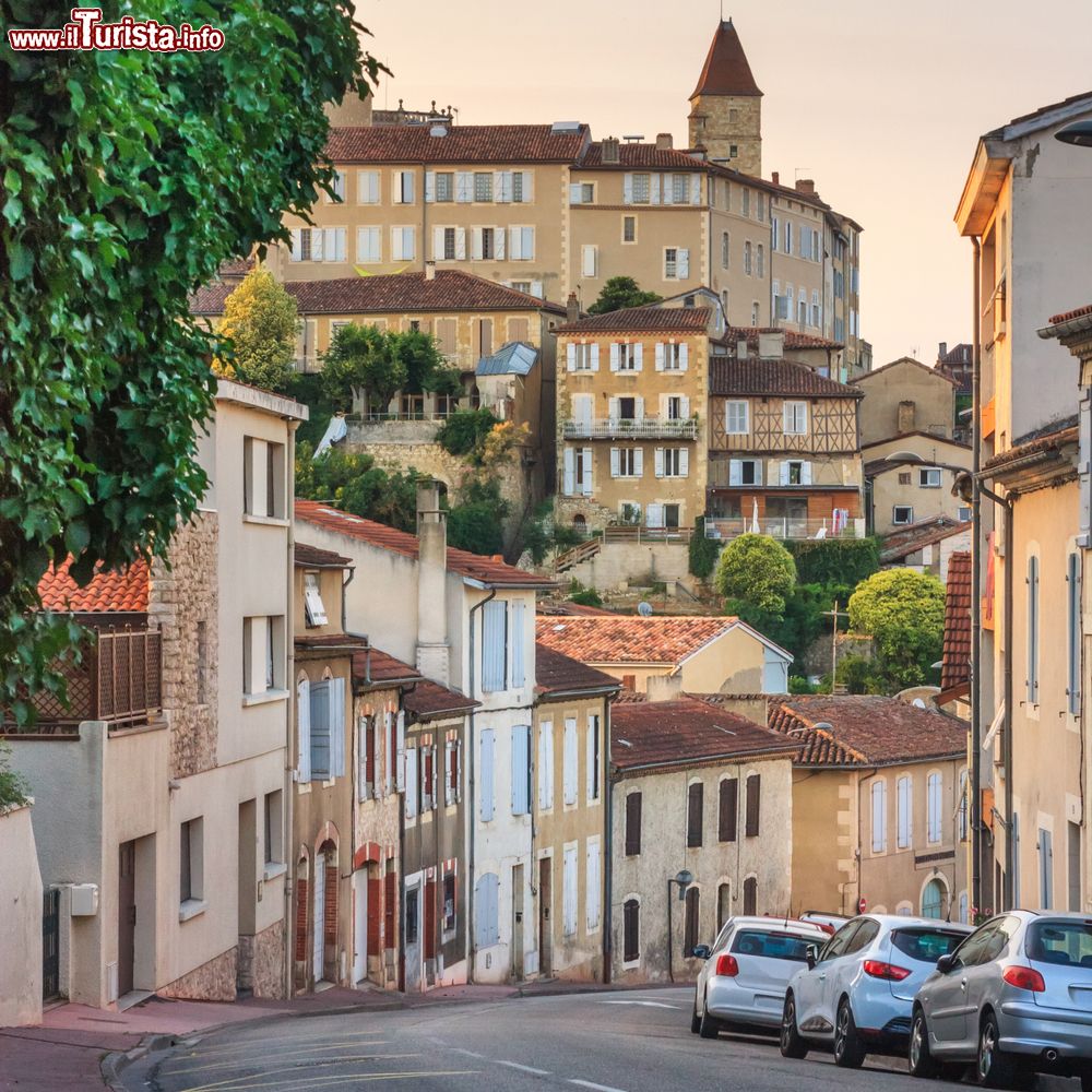 Immagine Una strada del centro di Auch con le case medievali: siamo nella storica provincia della Guascogna in Occitania (Francia).