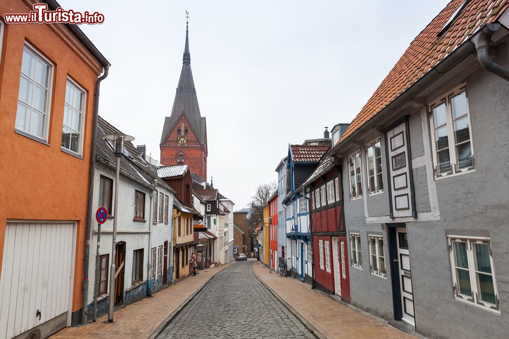 Immagine Una strada del centro di Flensburg. Sullo sfondo il campanile della chiesa di Sankt Marien.