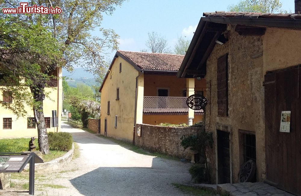 Immagine Una strada del centro di Ome in Lombardia - © Lkcl it - CC BY-SA 4.0, Wikipedia