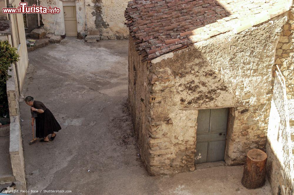 Immagine Una strada del centro di Orgosolo in Barbagia - © Paolo Bona / Shutterstock.com