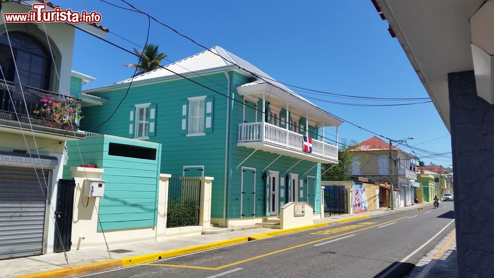 Immagine Una strada del centro di Puerto Plata, Repubblica Dominicana, con le tradizionali case colorate.