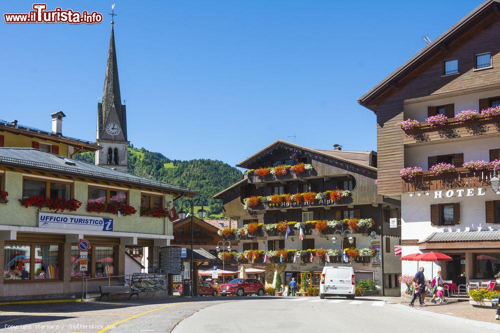 Immagine Una strada del centro storico di Alleghe sulle Dolomiti, Belluno, Veneto. Qui si affacciano hotel, ristoranti, negozi e l'ufficio del turismo - © starmaro / Shutterstock.com