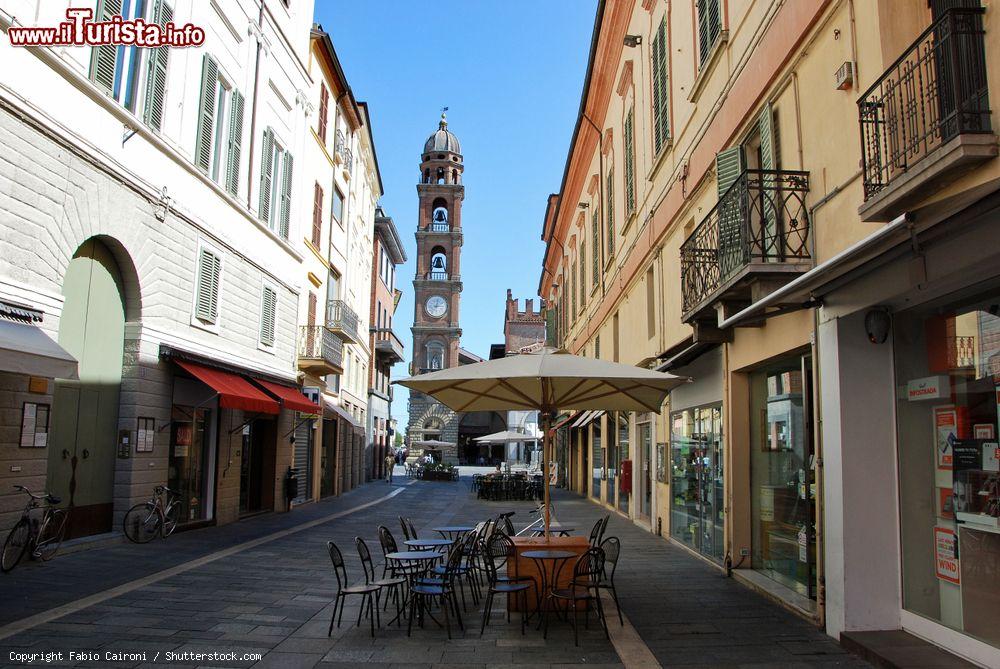 Immagine Una strada del centro storico di Faenza in Romagna - © Fabio Caironi / Shutterstock.com