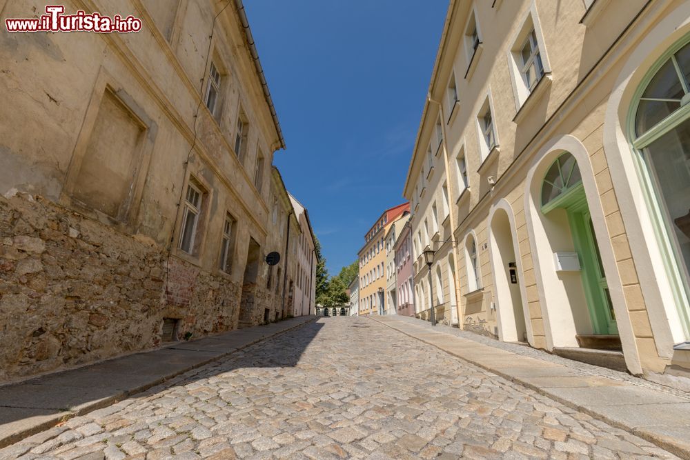 Immagine Una strada del centro storico di Kamenz in Sassonia (Germania) - © Bjoern+Bernhard / Shutterstock