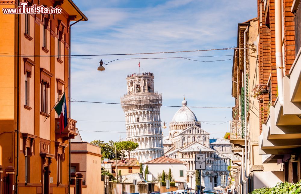 Immagine Una strada del centro storico di Pisa e in prospettiva il campanile e il Duomo in Piazza dei Miracoli