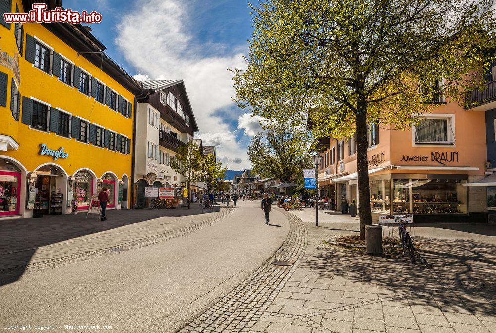 Immagine Una strada del villaggio di Garmisch-Partenkirchen nelle Alpi bavaresi (Germania) - © Olgysha / Shutterstock.com