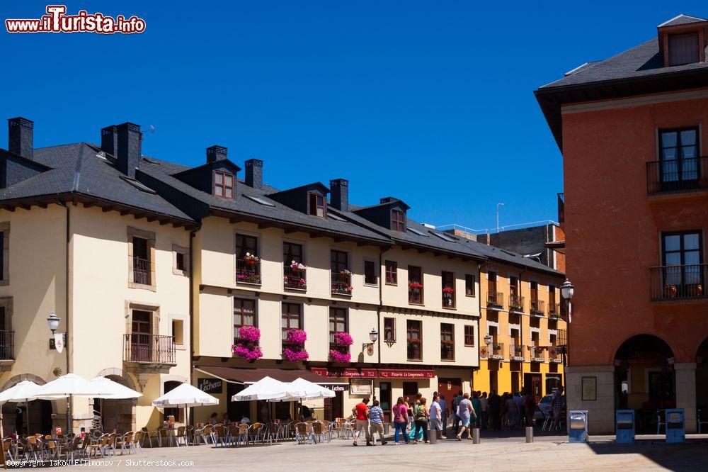 Immagine Una strada della città vecchia di Ponferrada, Spagna. Capoluogo della comarca di el Bierzo, Ponferrada prende il nome da un ponte costruito nel XII° secolo per permettere ai pellegrini di oltrepassare il fiume Sil nel tragitto verso il Cammino di Santiago - © Iakov Filimonov / Shutterstock.com