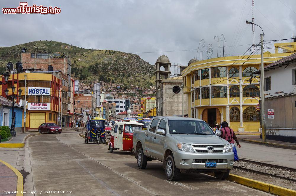 Immagine Una strada della cittadina di Puno, Perù, con automobili parcheggiate - © Igor Dymov / Shutterstock.com