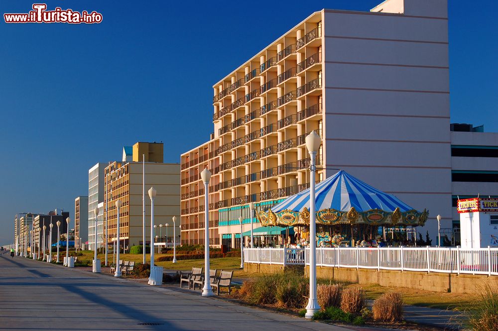 Immagine Una strada deserta di prima mattina a Virginia Beach, Virginia (USA).