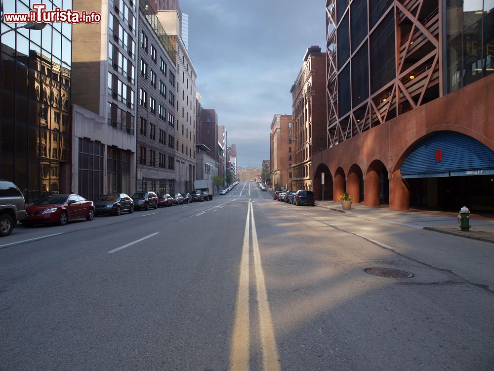 Immagine Una strada deserta nella città di Pittsburgh, Pennsylvania.