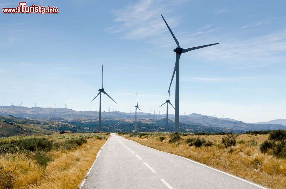 Immagine Una strada di asfalto a Resende, nord Portogallo. In questo tratto del territorio si attraversa un'immensa distesa di montagna con pale eoliche.