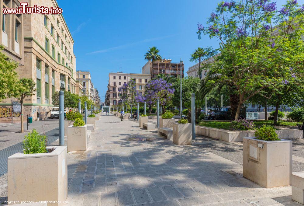 Immagine Una strada di Bari con gente a passeggio, Puglia. Capoluogo della regione, Bari è una località portuale affacciata sull'Adriatico  - © posztos / Shutterstock.com