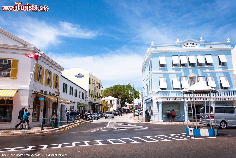 Immagine Una strada di Hamilton, isola di Bermuda. L'attuale nome lo ha ottenuto nel 1815 quando da Saint George's venne ribattezzata Hamilton in onore di Sir Henry Hamilton, governatore dell'isola dal 1778 al 1794. In questa immagine uno scorcio del centro cittadino fotografato in una giornata di sole - © Andres Virviescas / Shutterstock.com