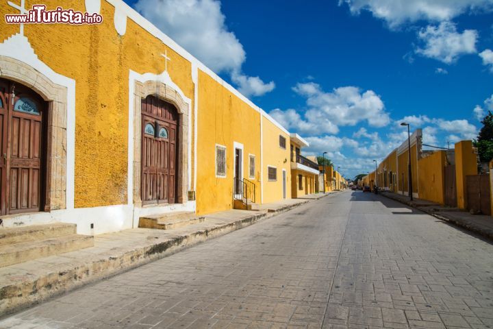 Immagine Una strada di Izamal, Messico. Una delle vie della città su cui si affacciano le abitazioni tinteggiate di giallo. La maggior parte delle case hanno un unico piano - © Esdelval / Shutterstock.com