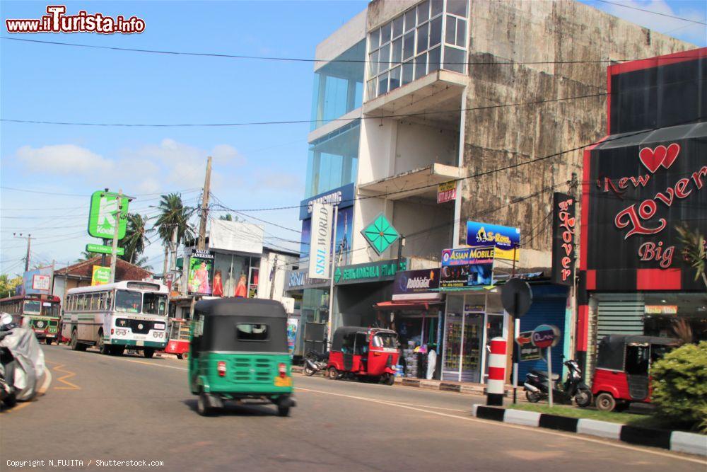 Immagine Una strada di Negombo, città dello Sri Lanka che sorge ad appena 8 km dal Bandaranaike International Airport, aeroporto di riferimento per la capitale Colombo - © N_FUJITA / Shutterstock.com