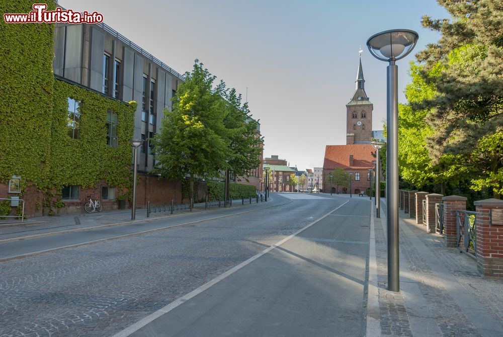Immagine Una strada di Odense, Danimarca, in direzione della City Square.