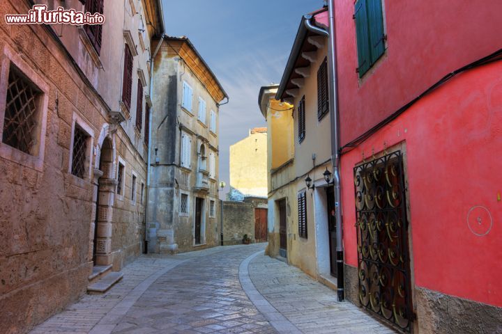 Immagine Una strada di Porec, Croazia. Quasi tutte le piazze e viuzze di Parenzo conservano intatto il loro aspetto antico - © Phant / Shutterstock.com