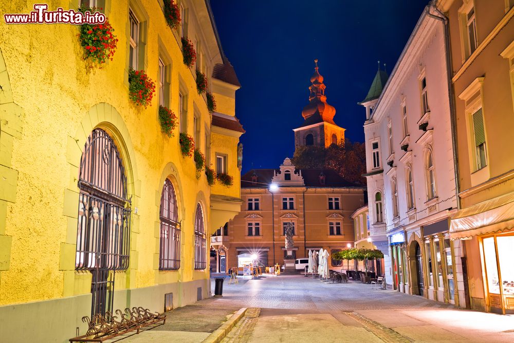 Immagine Una strada di Ptuj fotografata di notte, Slovenia. Anche di sera questa cittadina mostra di possedere un suggestivo fascino.