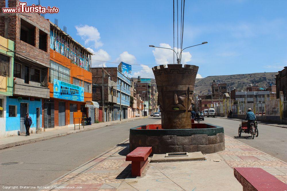 Immagine Una strada di Puno in una giornata estiva (Perù) - © Ekaterina McClaud / Shutterstock.com