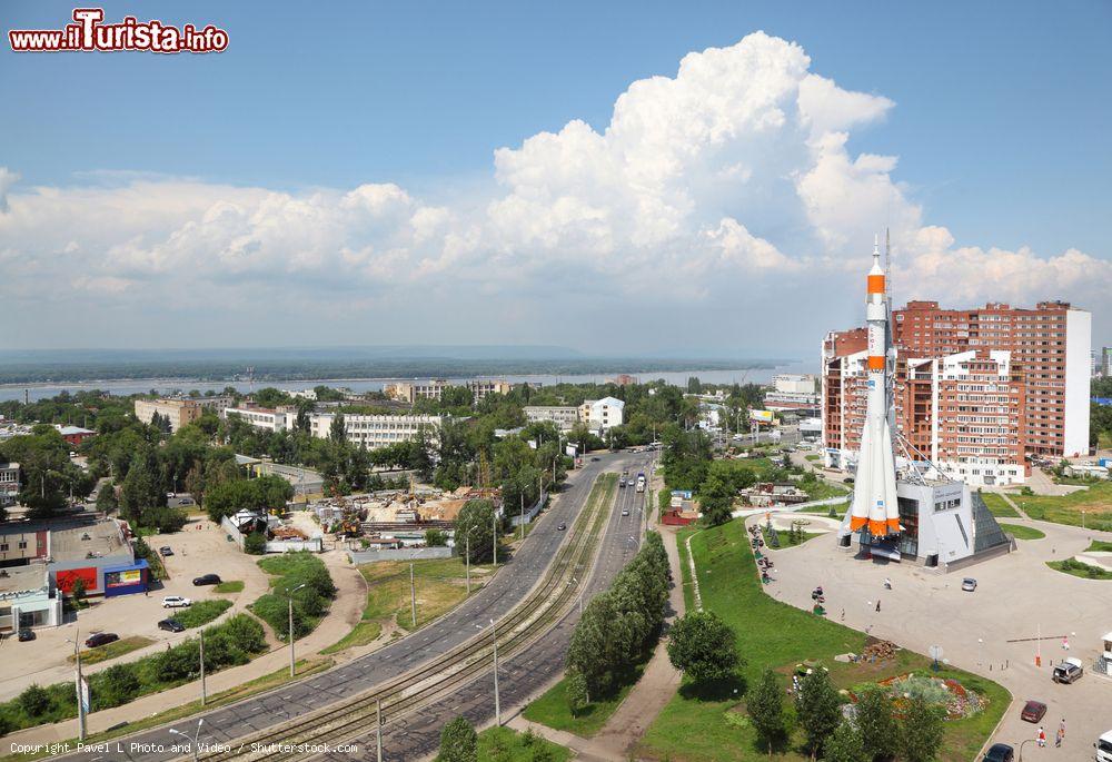 Immagine Una strada di Samara nei pressi del Museo dello Spazio, Russia. Per gli amanti della scienza spaziale, una visita a questo museo è da considerarsi un must. Fra le attrazioni principali c'è la leggendaria navicella spaziale con equipaggio Soyuz a grandezza naturale - © Pavel L Photo and Video / Shutterstock.com