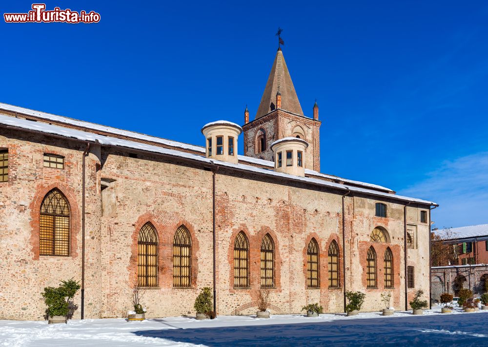 Immagine Una strada innevata con una vecchia chiesa a Cuneo, Piemonte.