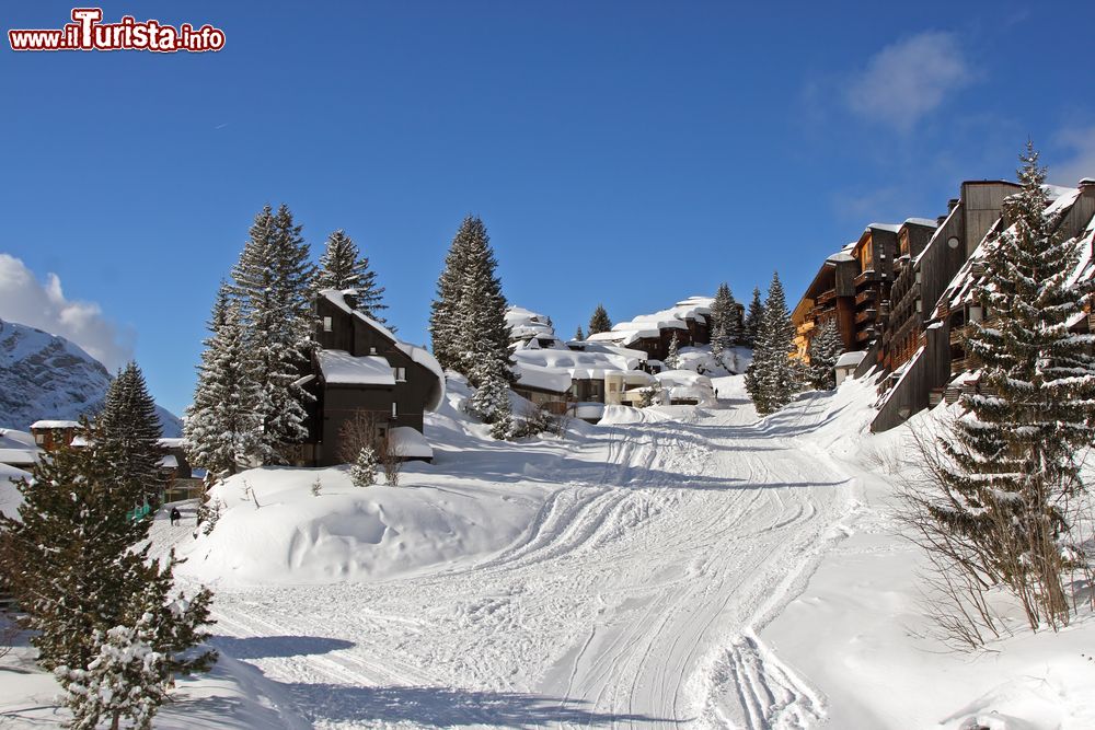 Immagine Una strada innevata in inverno nel centro di Avoriaz, Francia.