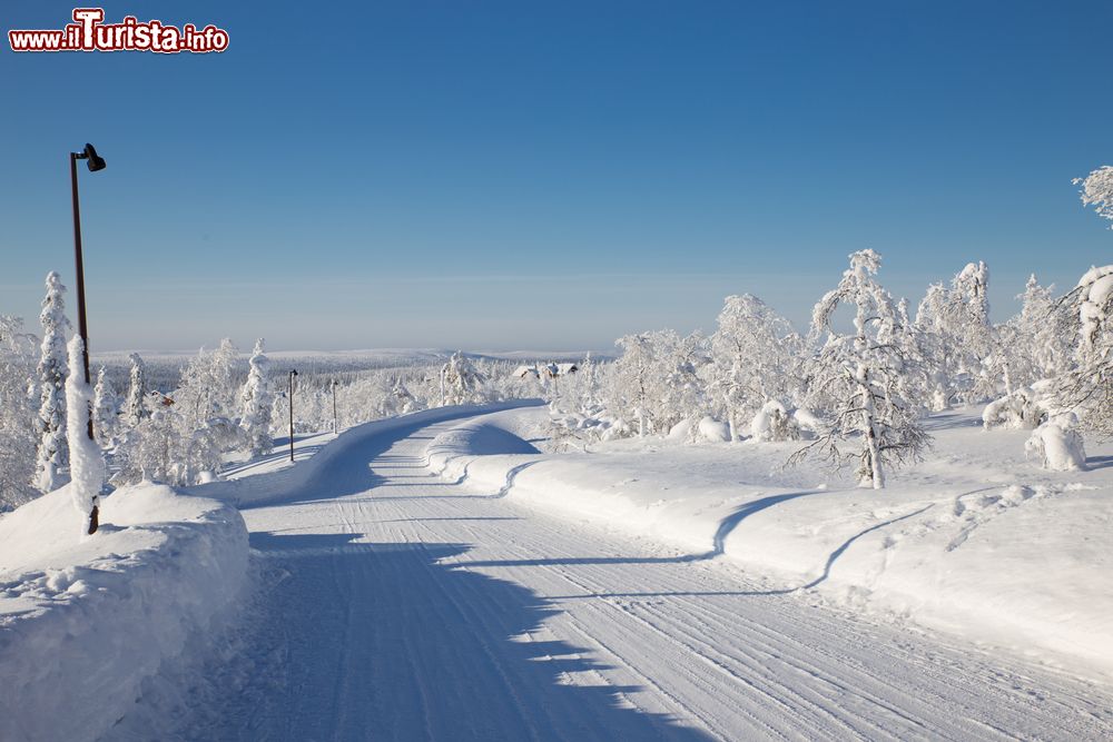 Immagine Una strada innevata nel villaggio di Saariselka, nord della Finlandia. Situata nel cuore della Lapponia finlandese, questa località è una destinazione turistica popolare.