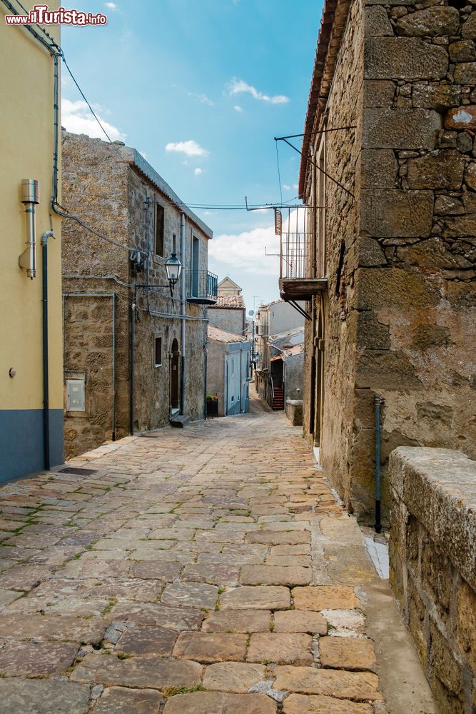 Immagine Una strada lastricata del centro di Troina in Sicilia