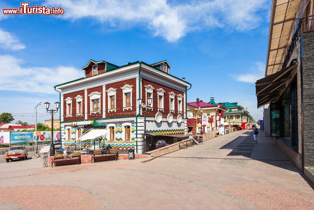 Immagine Una strada nel 130 Kvartal, quartiere dove si soncentrano numerosi edifici storici della città di Irkutsk, Russia.