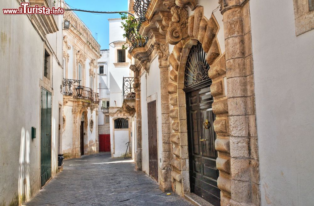 Immagine Una strada nel centro di Martina Franca, Puglia. Ad impreziosire la parte vecchia della città sono le caratteristiche casette bianche che si sviluppano in verticale e si dipanano in stradine tortuose.