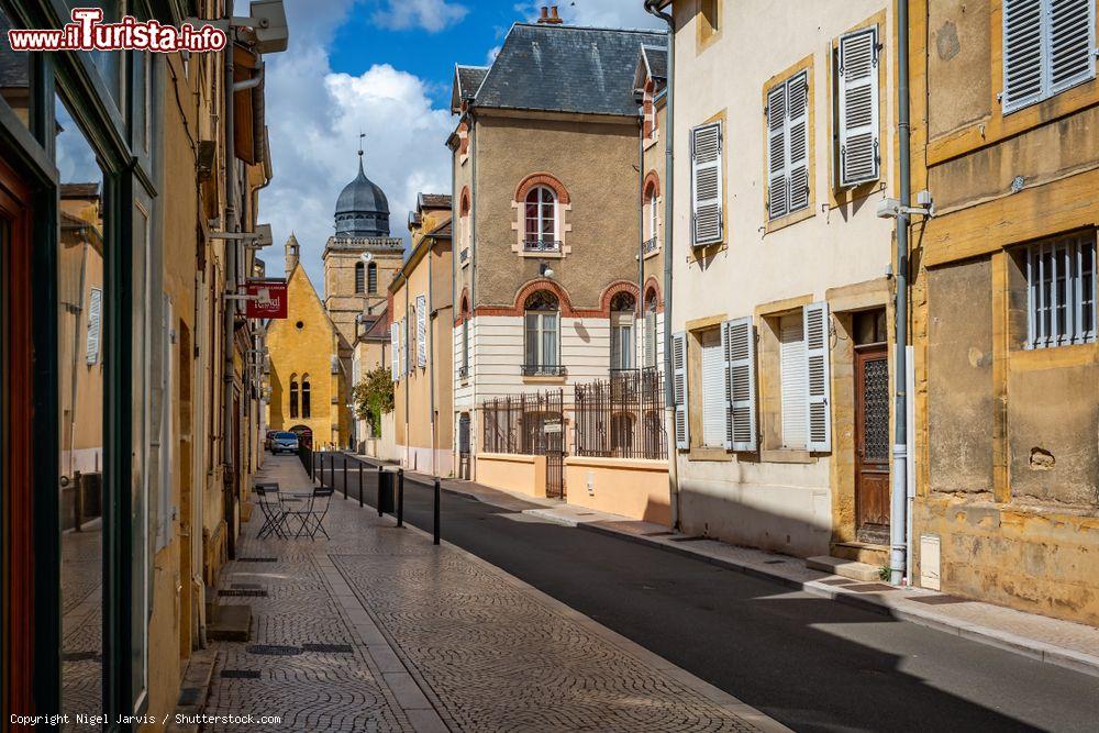Immagine Una strada nel centro di Paray-le-Monial con al fondo la torre di San Nicola (Francia) - © Nigel Jarvis / Shutterstock.com