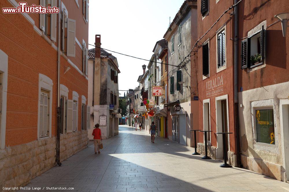 Immagine Una strada nel centro storico di Umago (Umag), nella penisola dell'Istria, in Croazia - foto © Philip Lange / Shutterstock.com