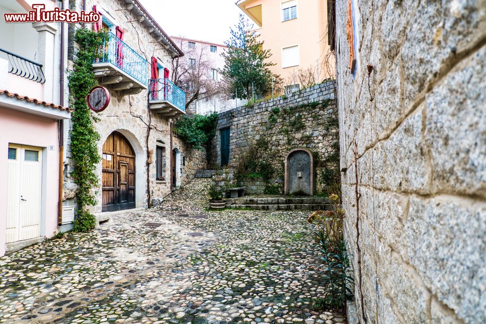 Immagine Una strada tipica del centro di Mamoiada in Sardegna