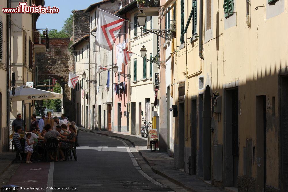 Immagine Una strada tipica del centro storico di Lastra a Signa in Toscana - © Greta Gabaglio / Shutterstock.com