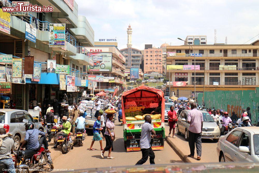 Immagine Una strada trafficata nel centro di Kampala, Uganda: auto e persone affollano ad ogni ora questa città caotica che conta oltre 1 milione e mezzo di abitanti - © Nurlan Mammadzada / Shutterstock.com