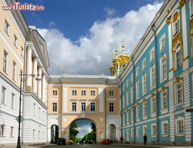 Immagine Una strada nei pressi del Palazzo di Caterina: ci troviamo a Pushkin, a sud di San Pietroburgo in Russia - © LValeriy / Shutterstock.com