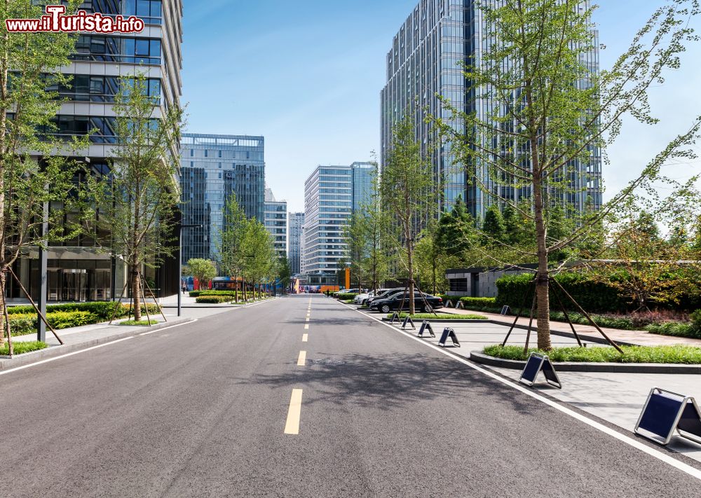 Immagine Una strada vuota con la skyline della città di Qingdao, Cina. Siamo sulla punta meridionale della penisola di Shandong dove questa località costiera è ben nota per la sua architettura europea.