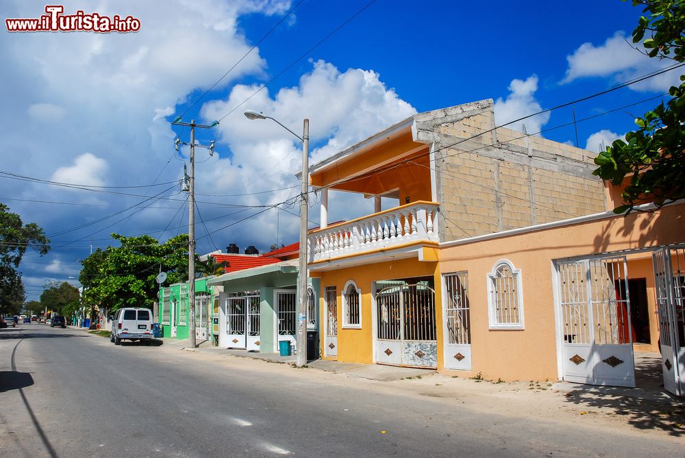 Immagine Una strada vuota nella vecchia città di Tulum, Messico, in una giornata di sole con le nuvole.