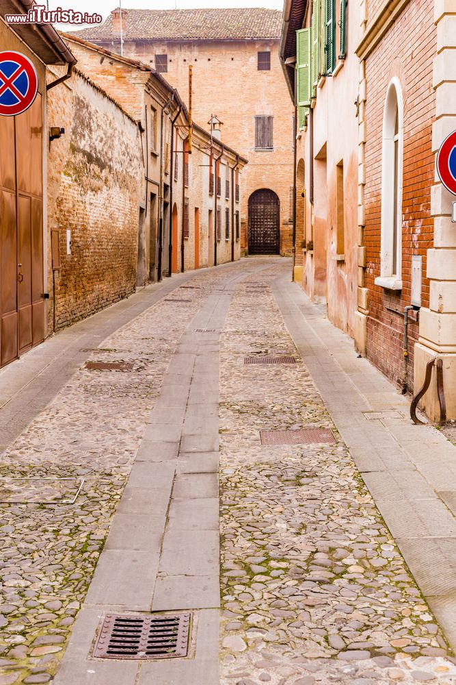 Immagine Una stradina acciottolata del centro storico di Bagnacavallo