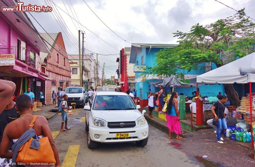Immagine Una stradina affollata del centro storico di St. George's, Grenada, America Centrale. In città è possibile trovare molti mercatini con prodotti alimentari freschi - © EQRoy / Shutterstock.com