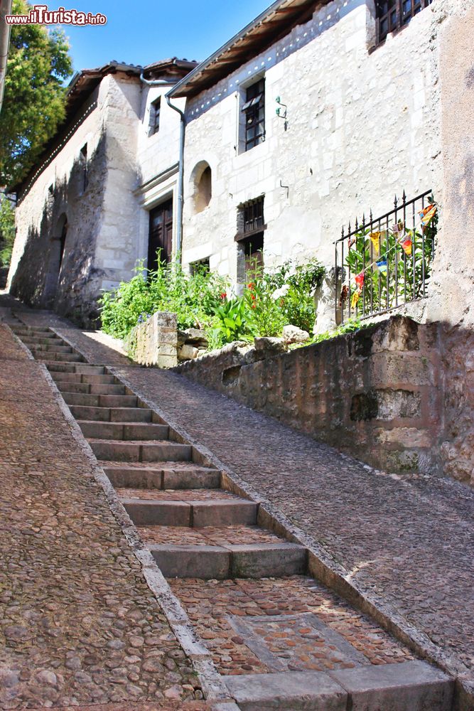 Immagine Una stradina con scalinata nel borgo di Aubeterre-sur-Dronne, Charente (Francia).