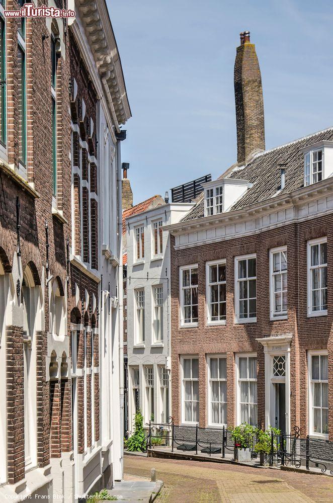 Immagine Una stradina del centro di Middelburg, Olanda: qui si affacciano case a due piani con il tetto di tegole e un alto camino - © Frans Blok / Shutterstock.com