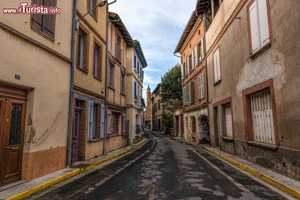 Immagine Una stradina del centro di Rabastens, valle del Tarn, Francia: sullo sfondo la  chiesa di Notre-Dame du Bourg, patrimonio dell'umanità dell'Unesco dal 1998.