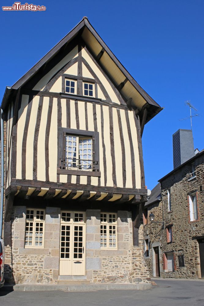 Immagine Una stradina del centro medievale di Fougères, Francia. Passeggiando alla scoperta di questo borgo se ne possono ammirare le belle case a graticcio disposte soprattutto attorno a Place Marchix.