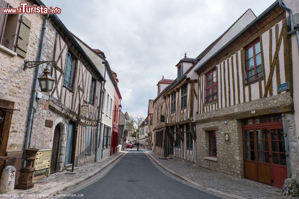 Immagine Una stradina del centro medievale di Provins, dipartimento Seine et Marne, Francia. Questa località a meno di cento chilometri da Parigi si presenta come un scrigno di tesori tutti da scoprire - © Kritsana Laroque / Shutterstock.com