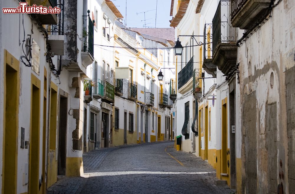 Immagine Una stradina del centro storico di Evora, Portogallo. Questa località portoghese è oggi conosciuta soprattutto come sede universitaria, ecclesiastica e come centro turistico.