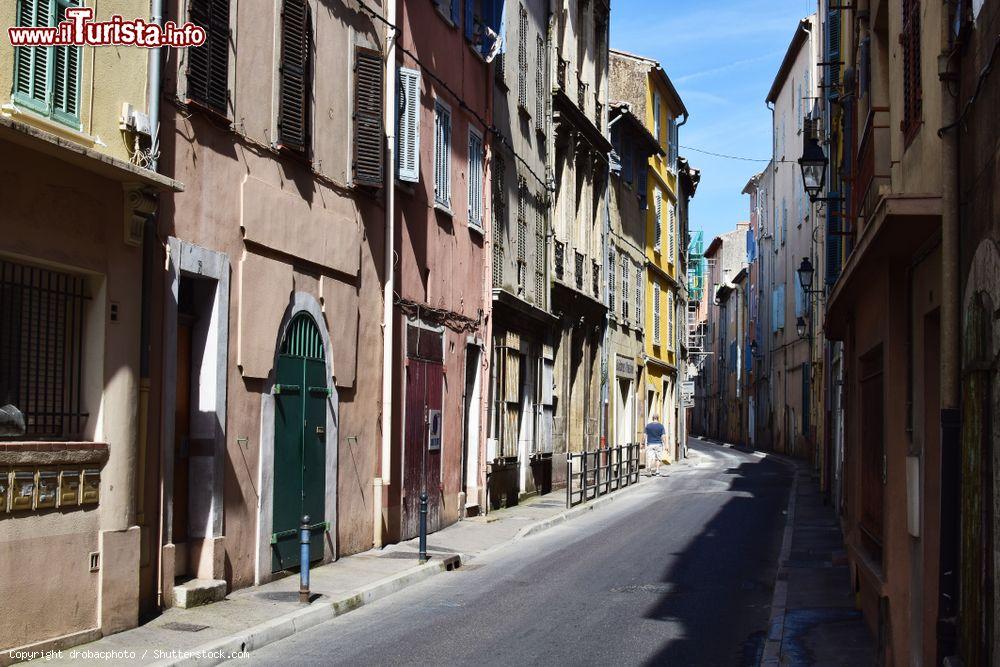 Immagine Una stradina del centro storico di La Seyne-sur-Mer, Provenza, Francia, con vecchi edifici residenziali - © drobacphoto / Shutterstock.com